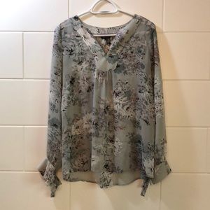 RW & Co long sleeved gray/floral blouse si…